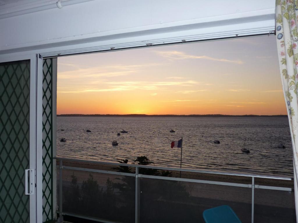 een raam met uitzicht op de oceaan bij T3 Sur plage Pereire première ligne in Arcachon