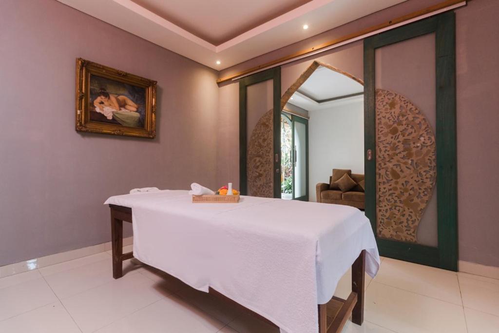 Postel nebo postele na pokoji v ubytování Nawa Sakti Ubud Suite