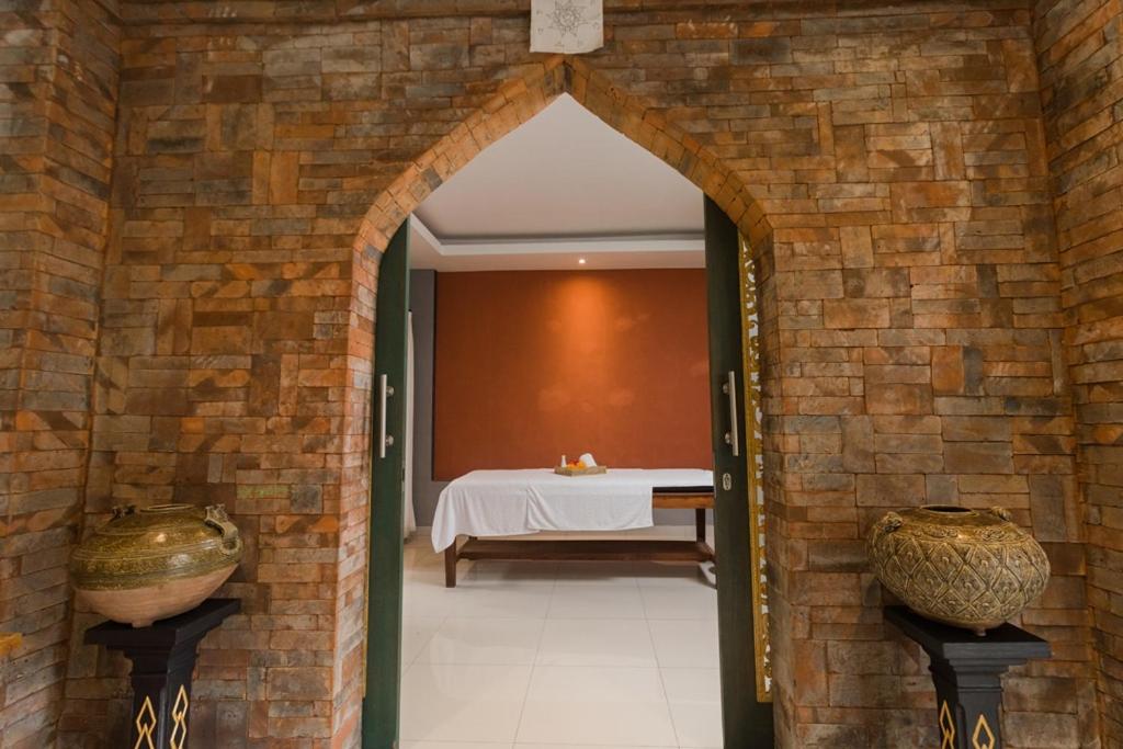 Postel nebo postele na pokoji v ubytování Nawa Sakti Ubud Suite