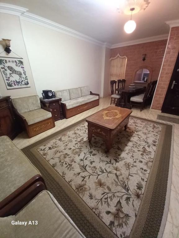 ein Wohnzimmer mit einem Sofa und einem Couchtisch in der Unterkunft Emilias Home in Kairo