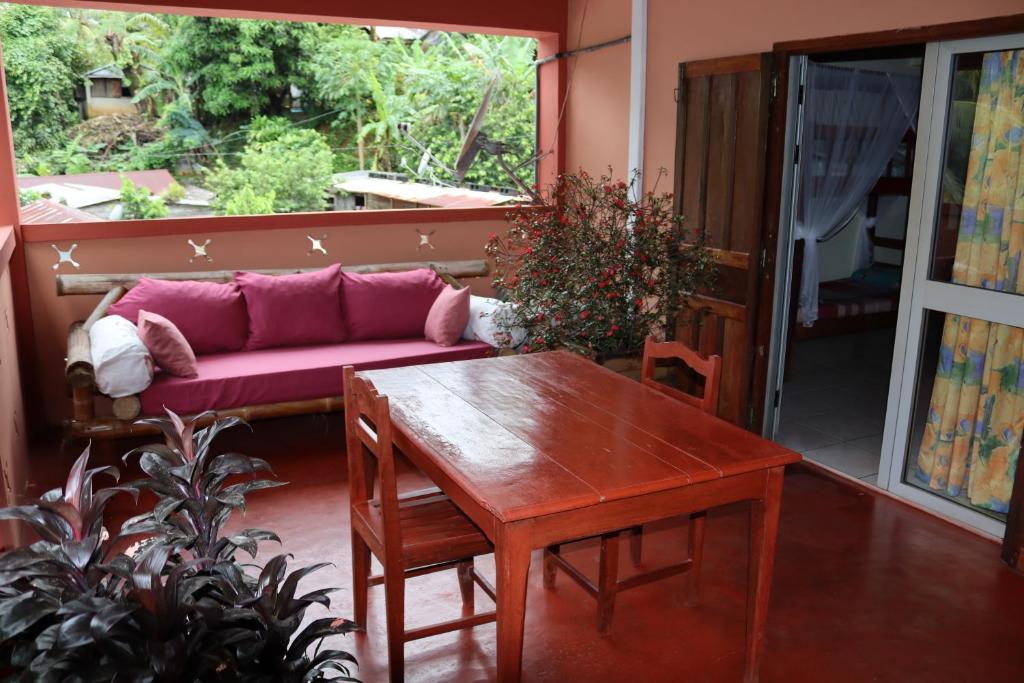 una sala de estar con un sofá y una mesa en LA MARINA 4, en Ambodifototra