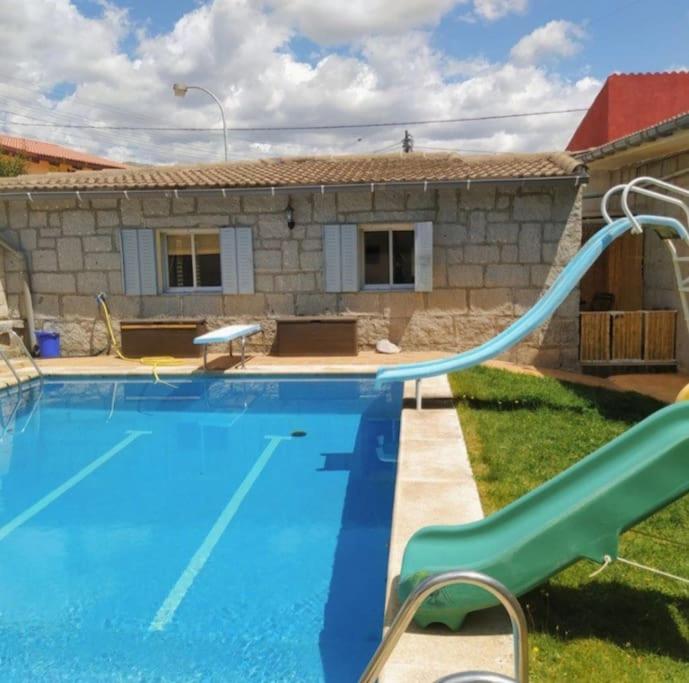 Bazén v ubytovaní Acogedora casita/ loft de piedra con piscina alebo v jeho blízkosti