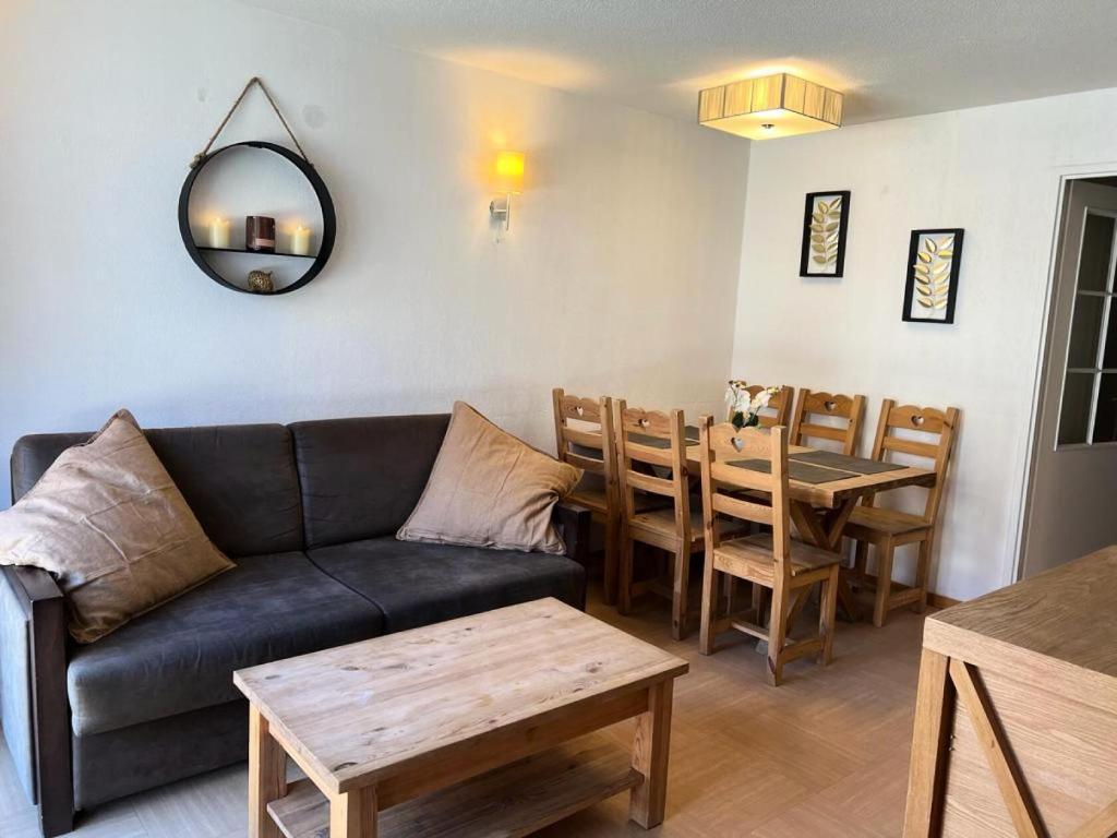 un salon avec un canapé et une table dans l'établissement Résidence Le Parc Des Airelles - Escapade pour 6 personnes au pied des pistes MAE-9474, aux Orres