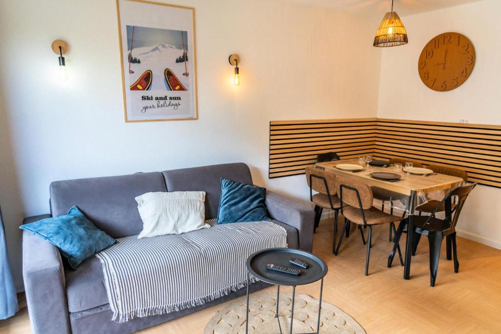 un salon avec un canapé et une table dans l'établissement Résidence Le Parc Des Airelles - Adorable appartement avec accès direct aux pistes MAE-4221, aux Orres