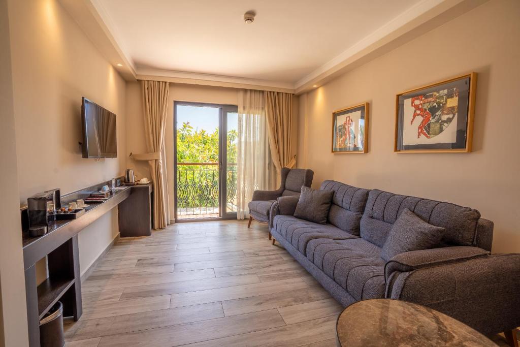 TV a/nebo společenská místnost v ubytování Resa Hotel Göcek