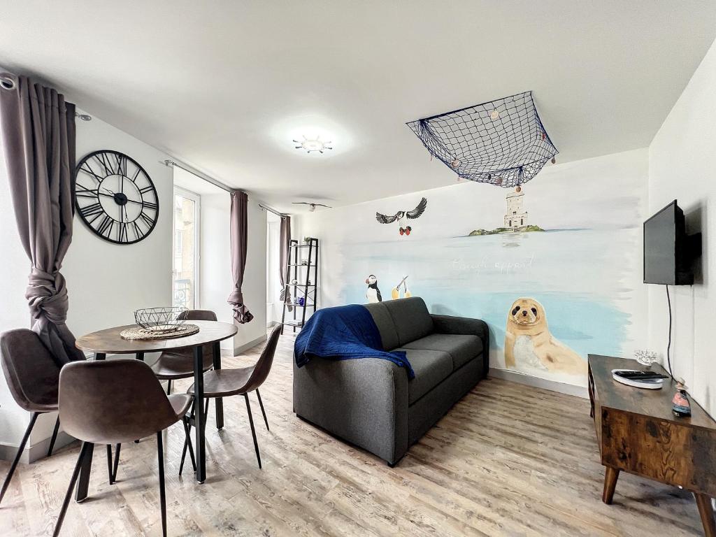 un salon avec un canapé et une table dans l'établissement Breizh Appart, à Morlaix