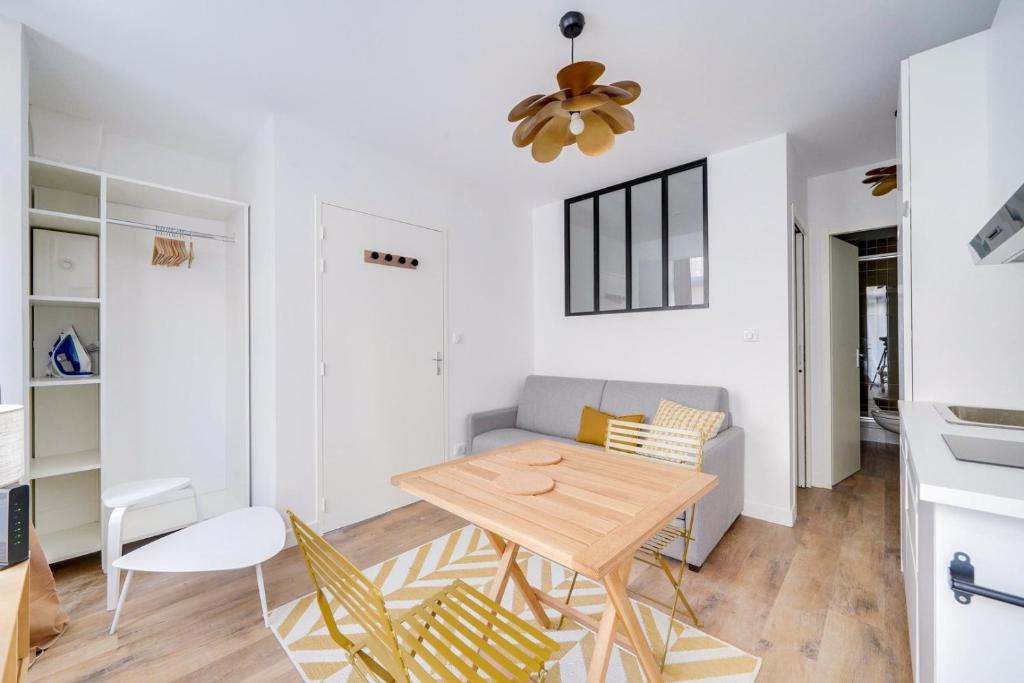 uma cozinha e sala de estar com mesa e cadeiras em Lovely apartment Bordaux em Bordeaux