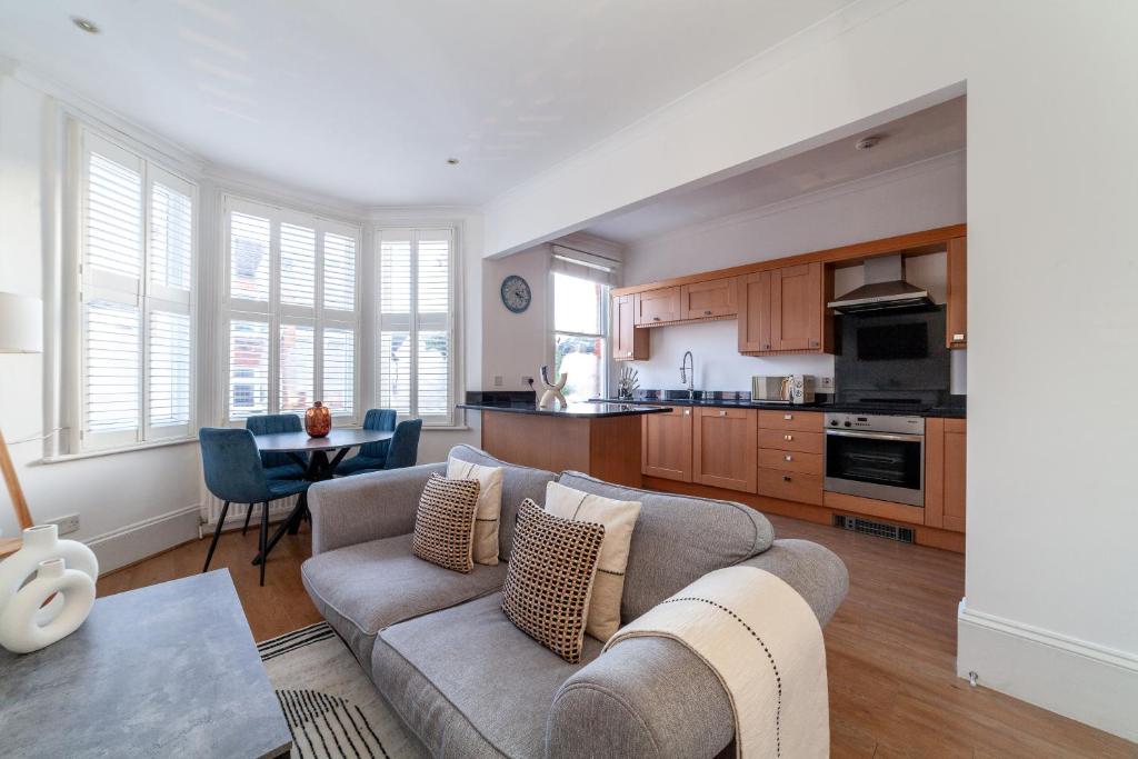 uma sala de estar com um sofá e uma mesa em The Richmond Apartments em Richmond upon Thames
