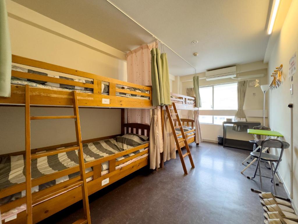 Postel nebo postele na pokoji v ubytování Fukuoka Share Hotel
