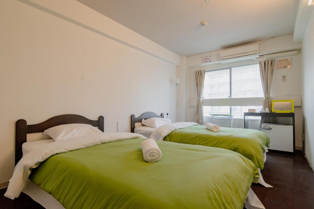Postel nebo postele na pokoji v ubytování Fukuoka Share Hotel