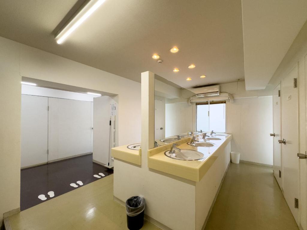 Kuchyň nebo kuchyňský kout v ubytování Fukuoka Share Hotel