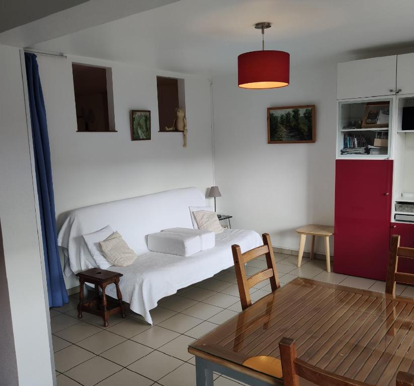 1 dormitorio con cama blanca y mesa en Namur Energîte, en Namur
