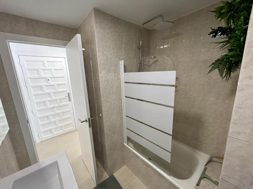 uma casa de banho com um chuveiro, um lavatório e uma banheira em Reel Apartments- Luxury Studio with swimming pool. em Torrevieja