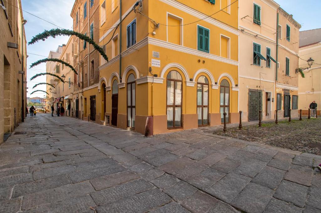 pusta ulica w mieście z budynkami w obiekcie La Casa di Zaira w mieście Alghero