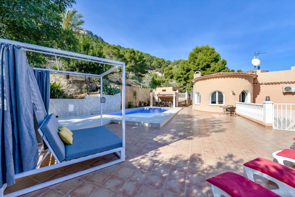 eine Terrasse mit Pool und ein Haus in der Unterkunft Villa Bellavista Calpe in Calpe