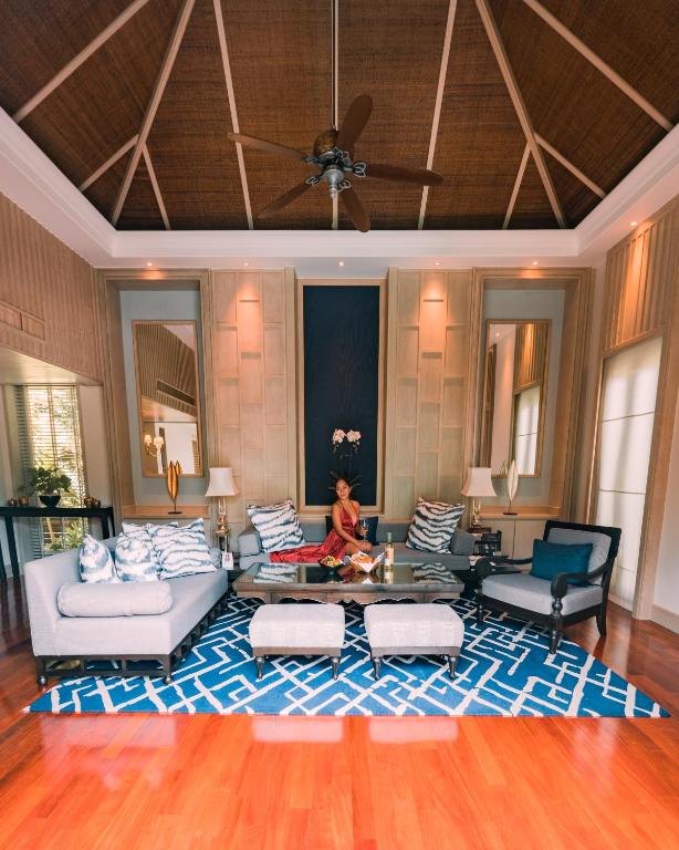 Ein Sitzbereich in der Unterkunft Anantara Mai Khao Phuket Villas