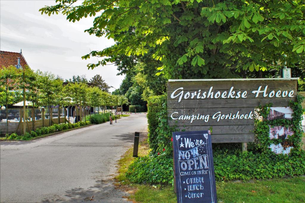 een bord voor een camping aan de kant van een weg bij Camping Gorishoek in Scherpenisse