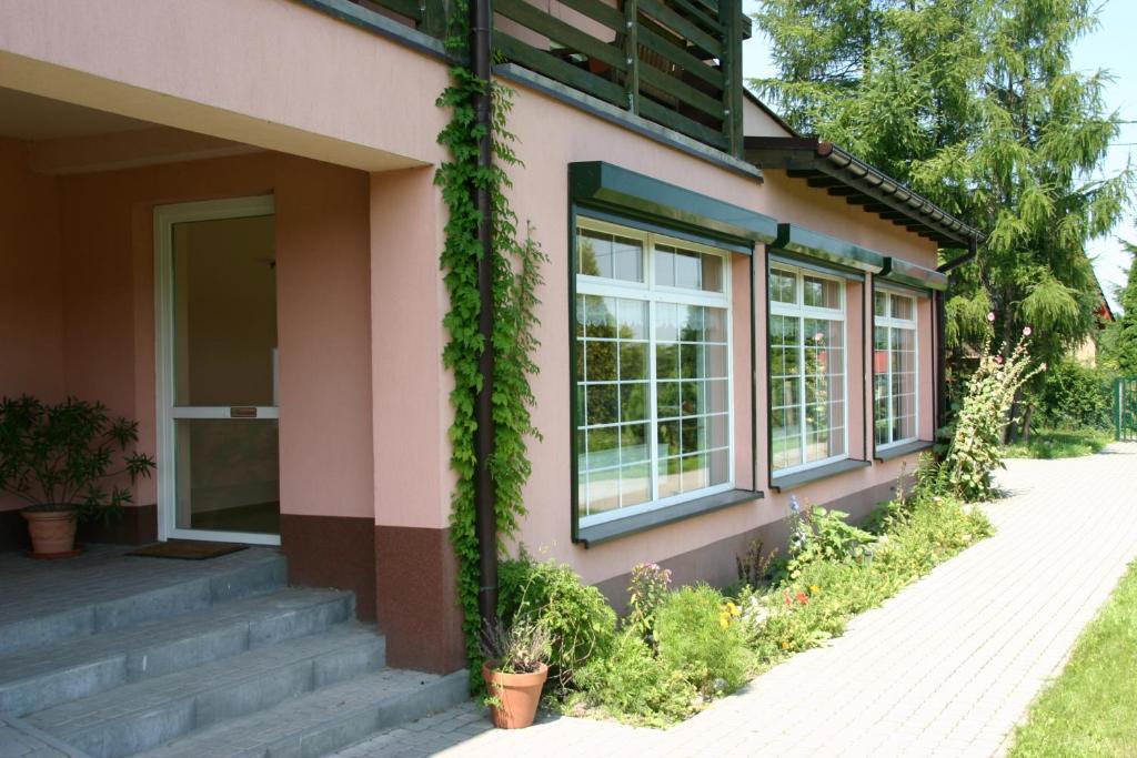 una casa con hiedra creciendo a su lado en W Starym Ogrodnictwie, en Przyszowice