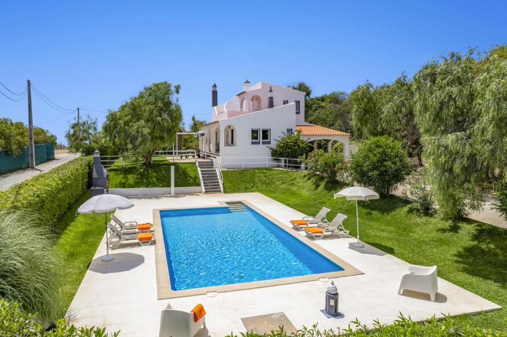 een buitenuitzicht op een villa met een zwembad bij Villa Casa Pimenteira by Villa Plus in Lagoa