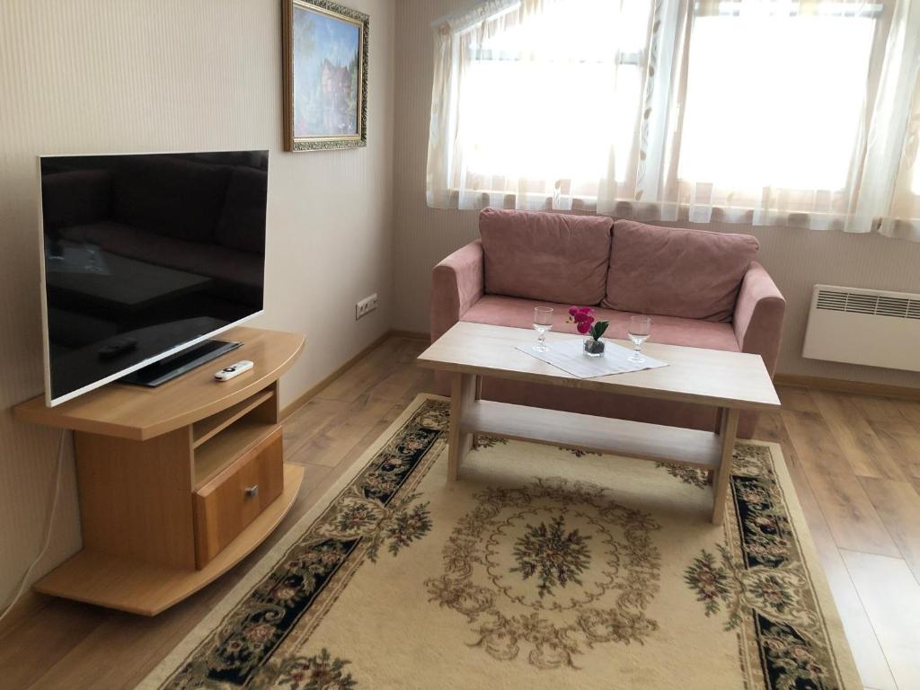 TV a/nebo společenská místnost v ubytování Riia Villa