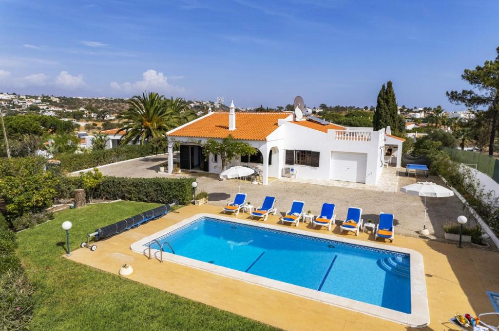 阿爾布費拉的住宿－Villa Casa Beatriz by Villa Plus，享有带游泳池的房屋的空中景致