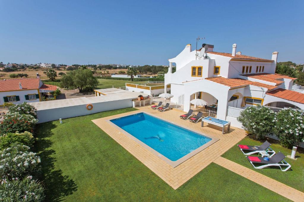 einen Luftblick auf eine Villa mit einem Pool in der Unterkunft Villa Carlos by Villa Plus in Galé