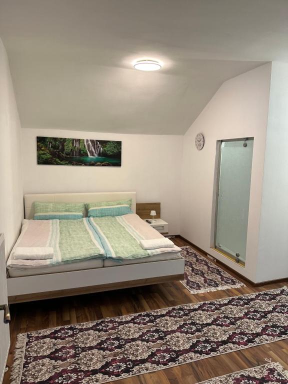 - une chambre avec un lit et un miroir dans l'établissement Privat zimmer ERONN VEİTSCH, à Veitsch