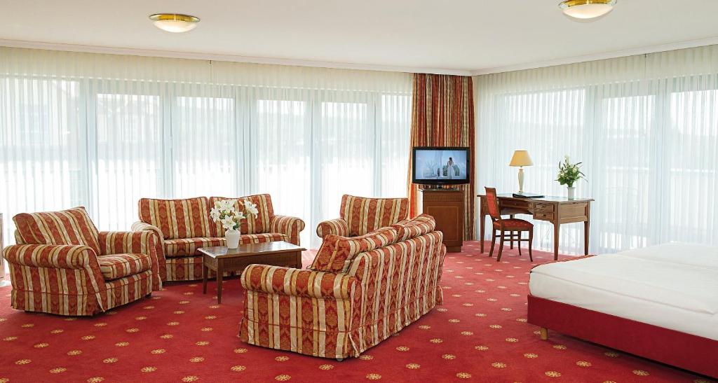 TV a/nebo společenská místnost v ubytování Victor's Residenz-Hotel Erfurt