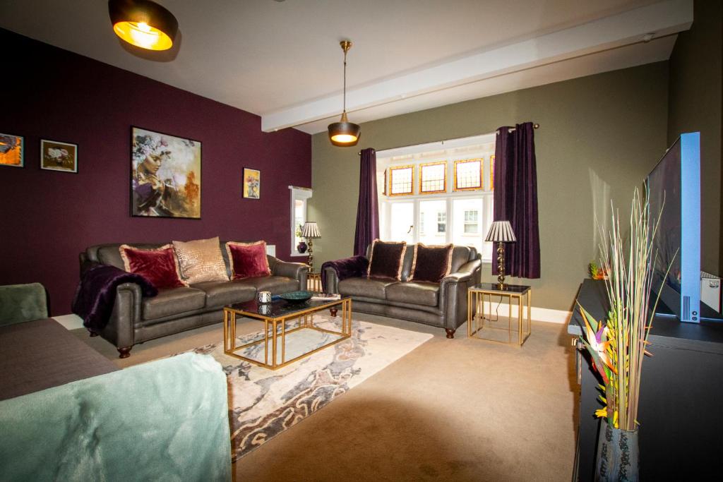 ein Wohnzimmer mit 2 Sofas und einem Tisch in der Unterkunft WhiteGates Rows City Centre Apartment by Rework Accommodation in Chester