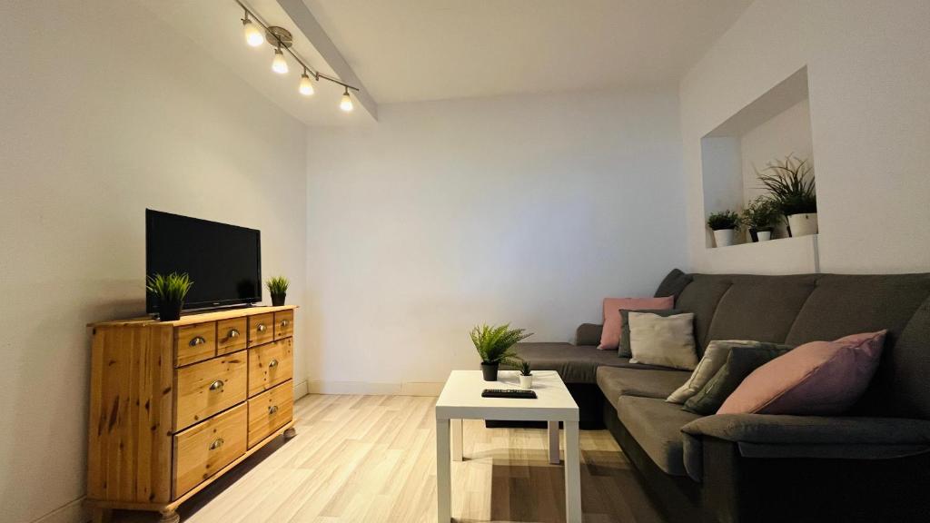 sala de estar con sofá y TV en Apartamento Compartido a 15 minutos de la Playa en Valencia, en Valencia