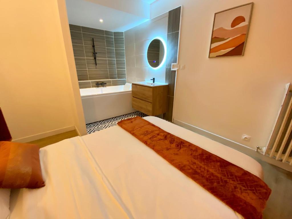 Кровать или кровати в номере L'Escale Appartements et Suites en bord de Mer