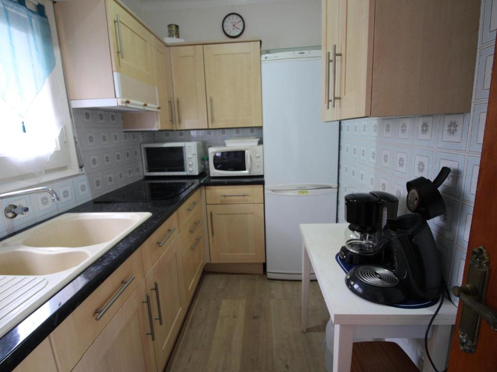A kitchen or kitchenette at BRAMANT 5 - Primera planta con terraza, vistas al mar y parking. - ES-228-77