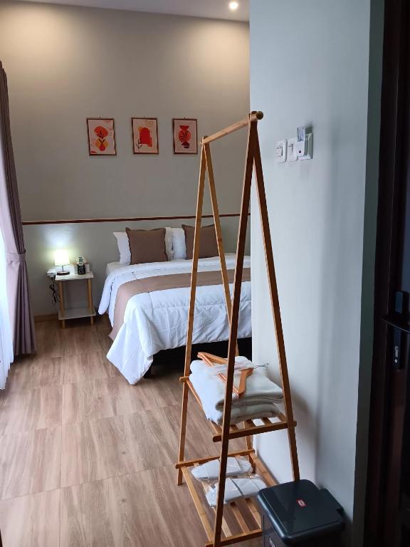 Postel nebo postele na pokoji v ubytování 44 Guest House Syariah
