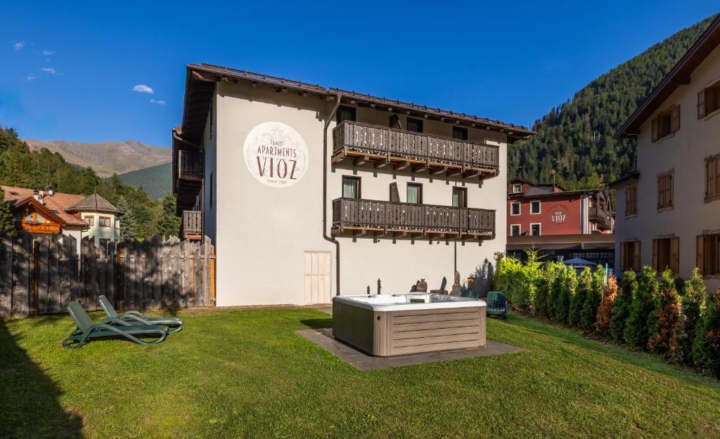 ein großes Gebäude mit einer Badewanne im Hof in der Unterkunft Family Apartments Vioz in Peio Fonti