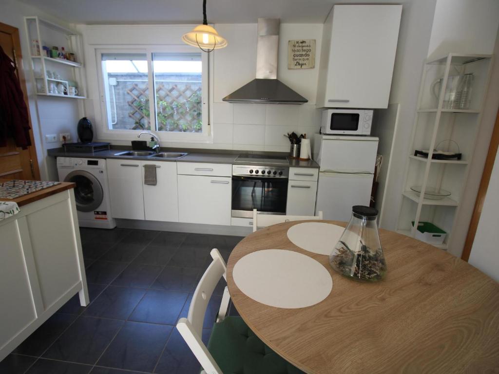 Kuchyň nebo kuchyňský kout v ubytování Apartamento moderno, cerca de playa Les Tonyines, piscina comunitaria, terraza y WiFi - ES-228-141
