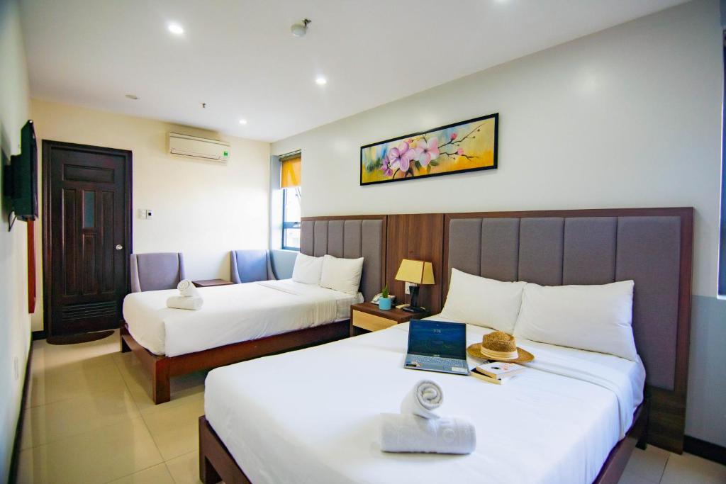Postel nebo postele na pokoji v ubytování Quoc Cuong Center Da Nang Hotel by Haviland