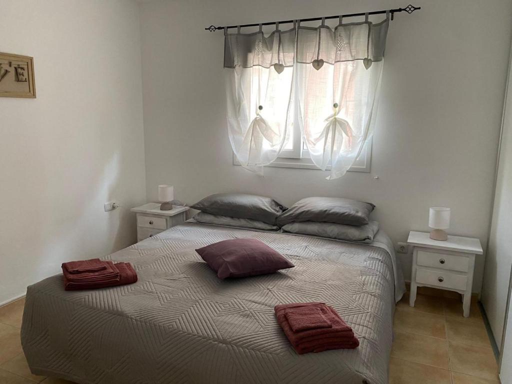 um quarto com uma cama com duas almofadas em Casa Greta em Costa de Antigua