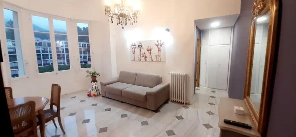 un salon avec un canapé et une table dans l'établissement Elégant, Lumineux,Central 2pièces à 200m de la mer, à Menton