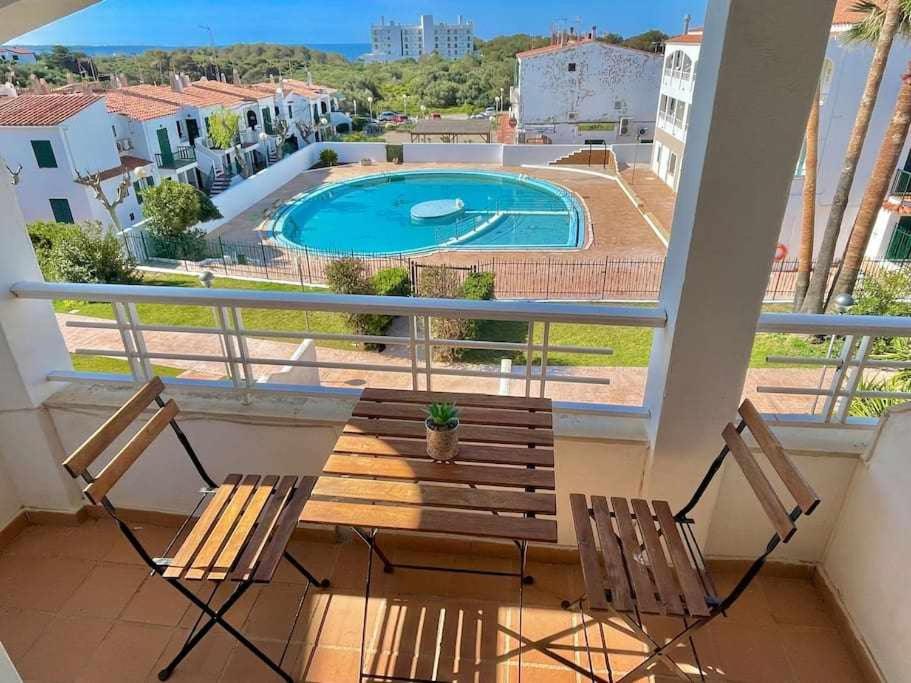 balcone con 2 sedie e piscina di Mitjaneta Apartamento con piscina a Cala en Blanes