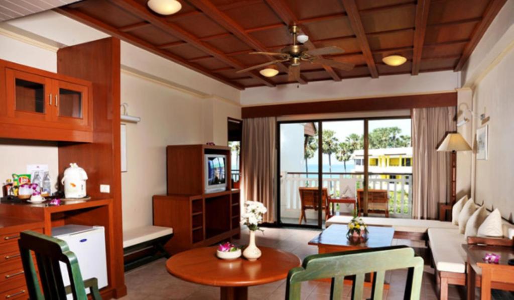 Kuchyň nebo kuchyňský kout v ubytování Karon Princess Hotel SHA EXTRA Plus