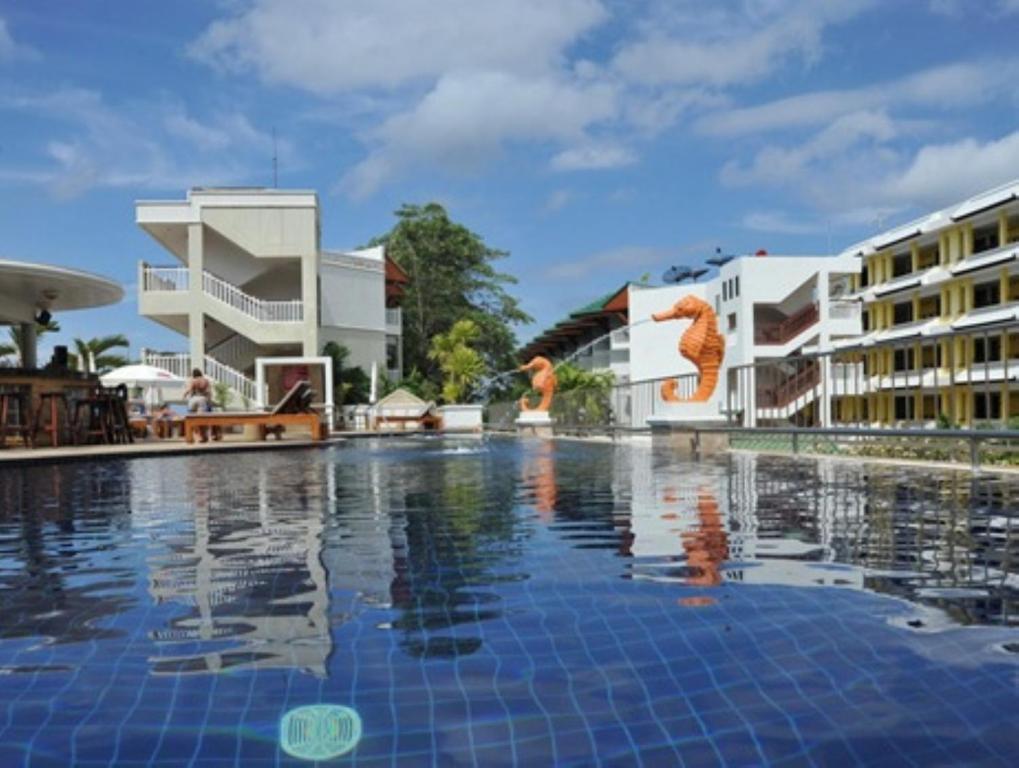 Bazén v ubytování Karon Princess Hotel SHA EXTRA Plus nebo v jeho okolí