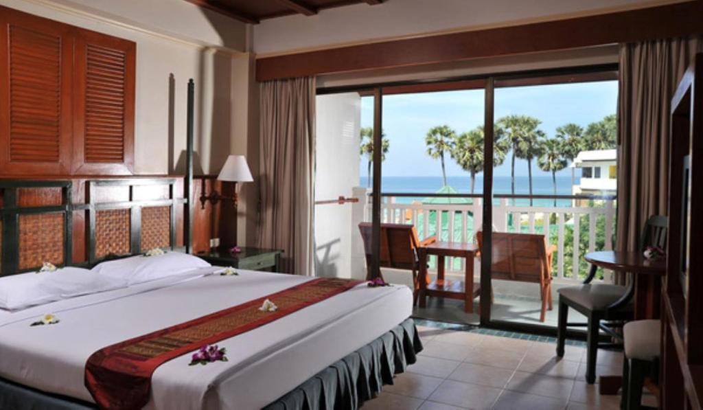 Cama o camas de una habitación en Karon Princess Hotel SHA EXTRA Plus