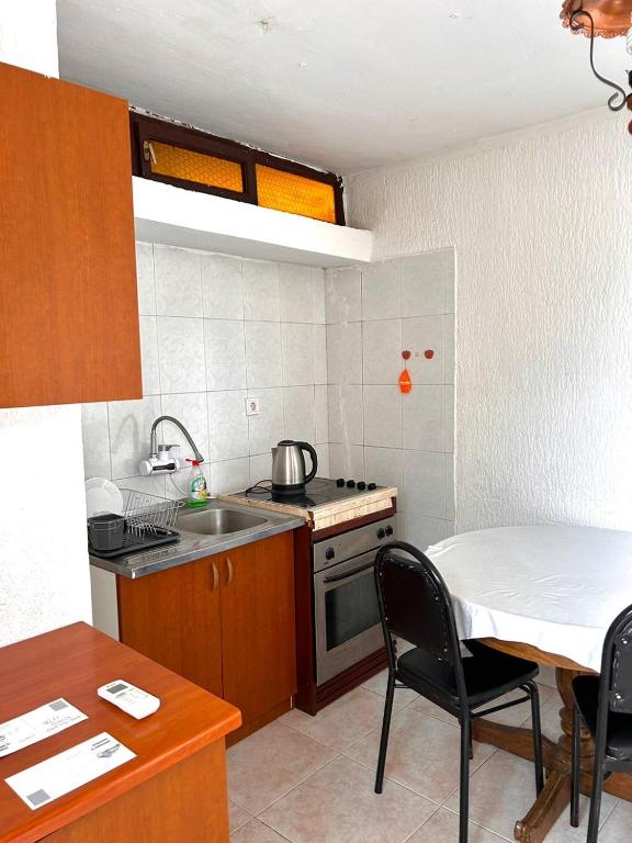 Kuchyň nebo kuchyňský kout v ubytování Apartmani Vila Marija