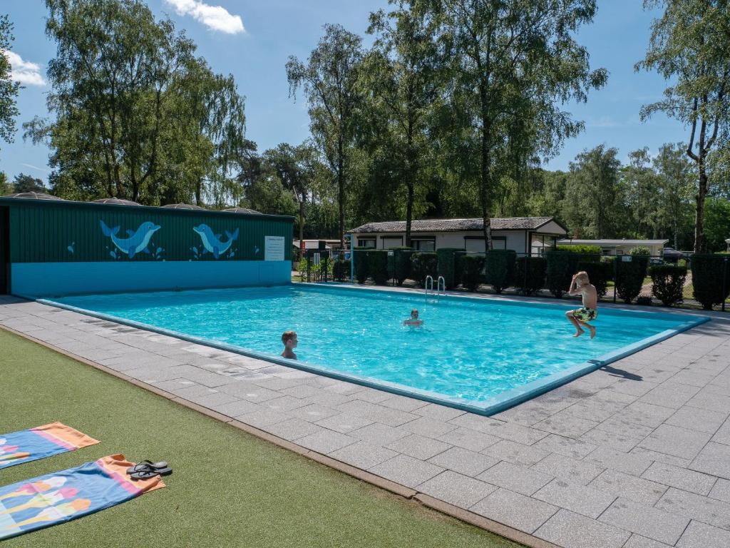 un grupo de personas en una piscina en Recreatiepark de Wrange, en Doetinchem