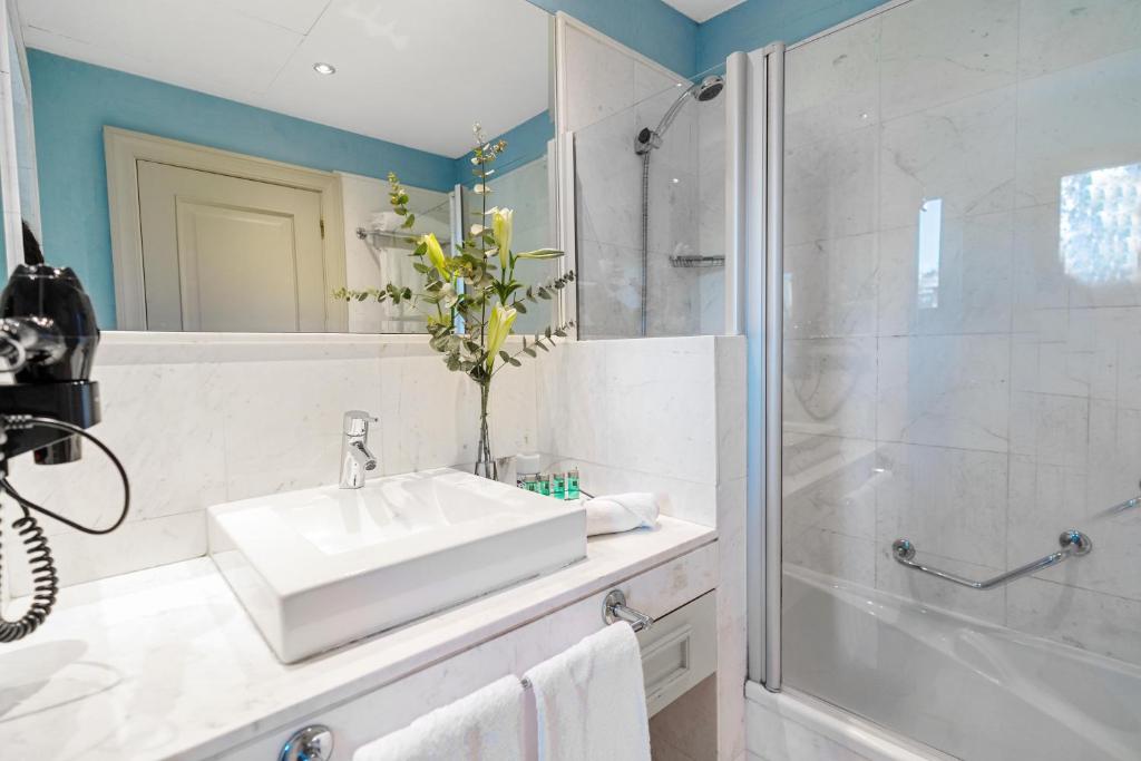 Un baño de Hotel Blancafort Spa Termal