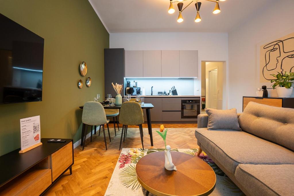 salon z kanapą i stołem w obiekcie Fully renovated 2-room central apartment w Wiedniu
