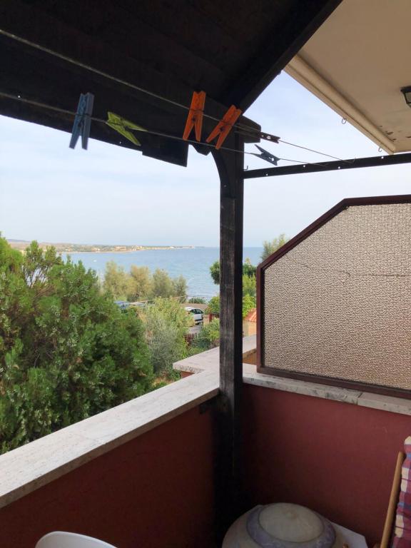 een badkamer met een raam met uitzicht op de oceaan bij Il villino in Santa Marinella