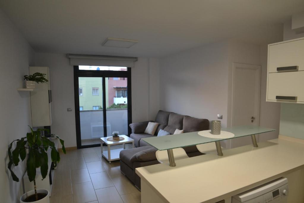 una sala de estar con un sofá y una mesa en LEOAN,sL, en Los Llanos de Aridane