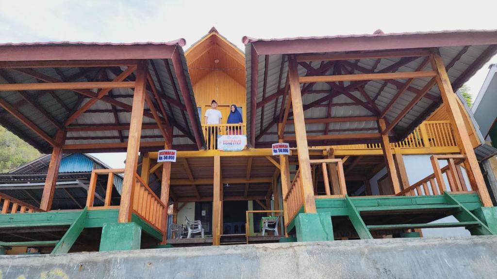 - un bâtiment avec une terrasse couverte et un balcon dans l'établissement Pondok Wisata Botu Barani, à Gorontalo