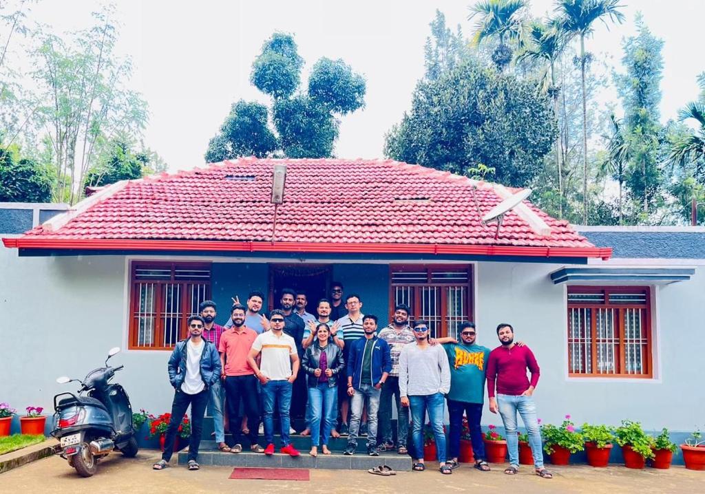 奇克马格尔Vintage Retreat 1970's的一群人站在房子前面